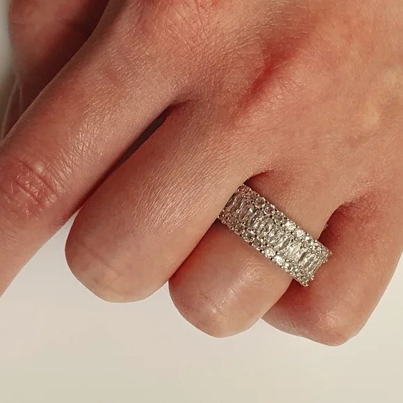 Thick Women Inlayed Oval&Round Diamond Ring - Picture 4 of 4